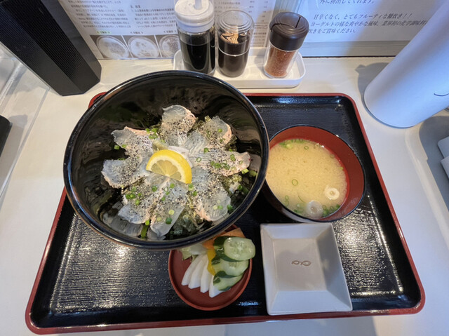 ヒラメの海鮮丼